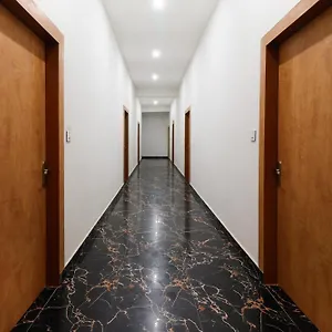 O Taj Royal 3* Tajganj